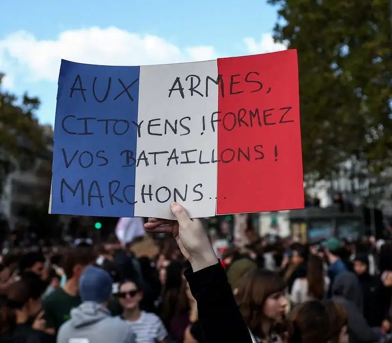 França mobiliza 70 mil policiais para conter onda de protestos nas ruas