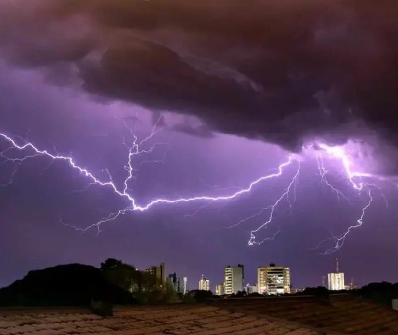 Alerta de temporais e alto risco de tempo severo em três estados