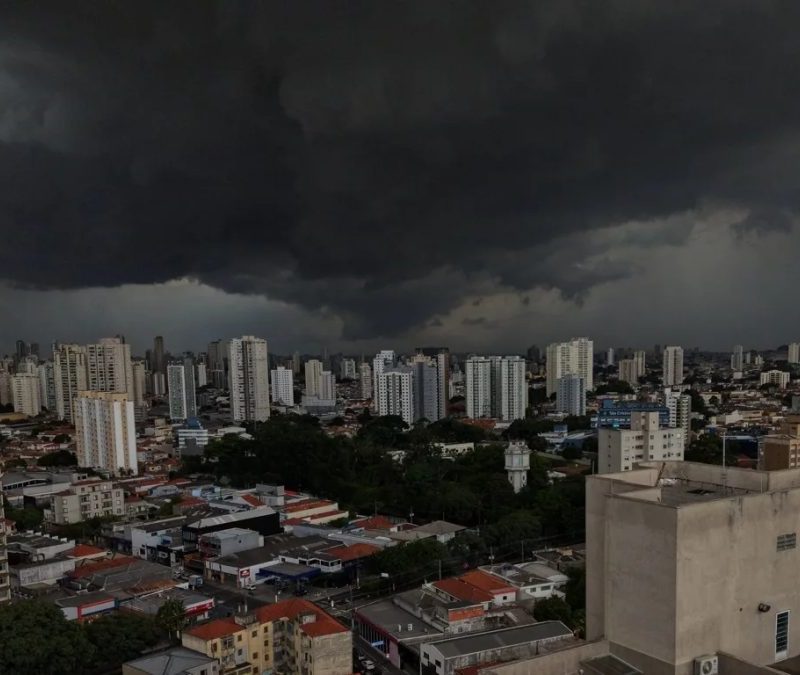 Frente fria ameaça votação com temporais em quatro estados