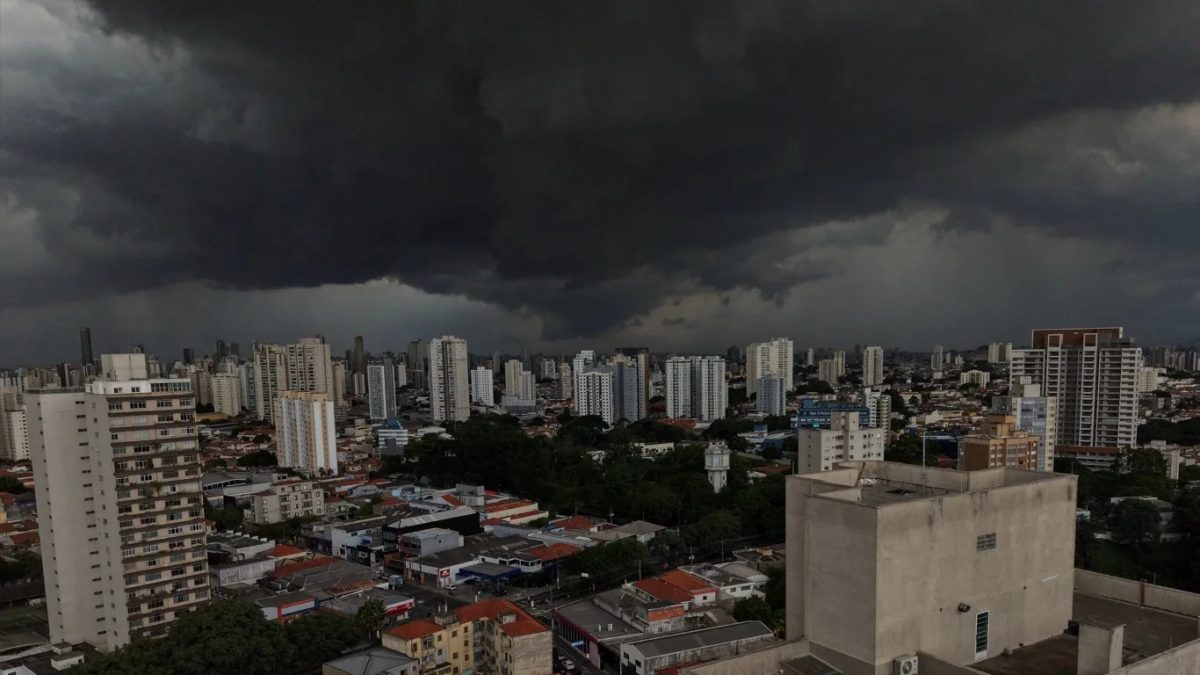 Quatro estados têm alto risco de temporais neste domingo de eleição