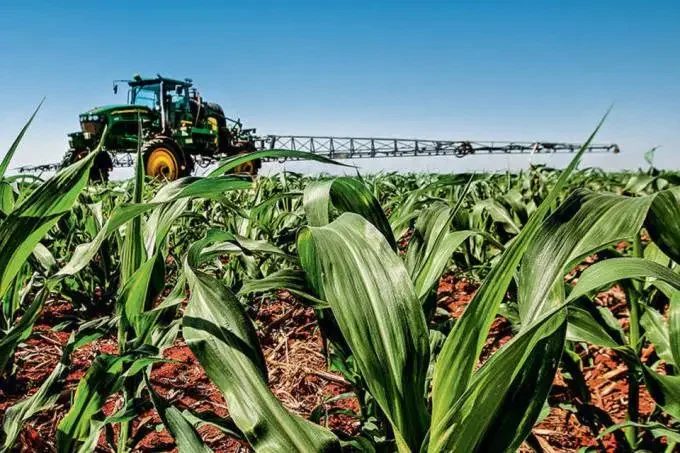 Abramilho critica fim da escala 6×1 e aponta risco ao agro
