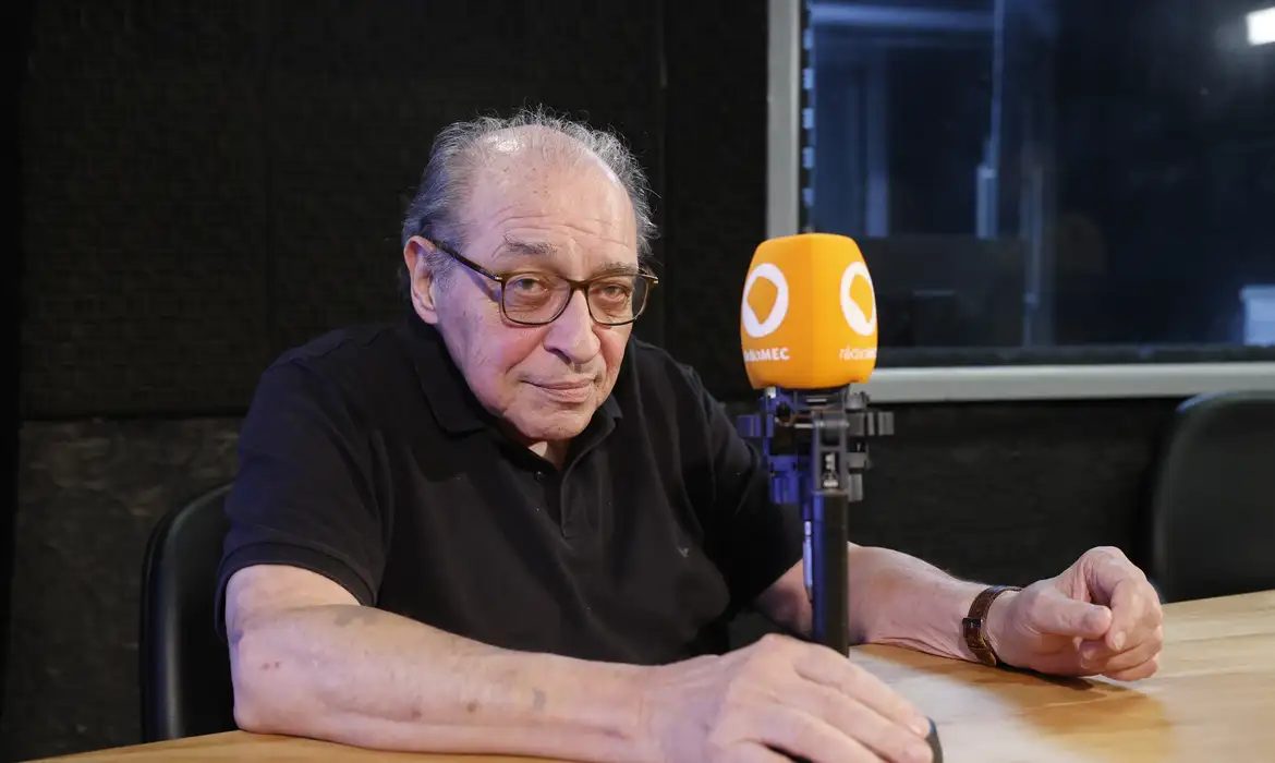 Rádio MEC estreia série Eu Gosto de Música, apresentada por Ruy Castro