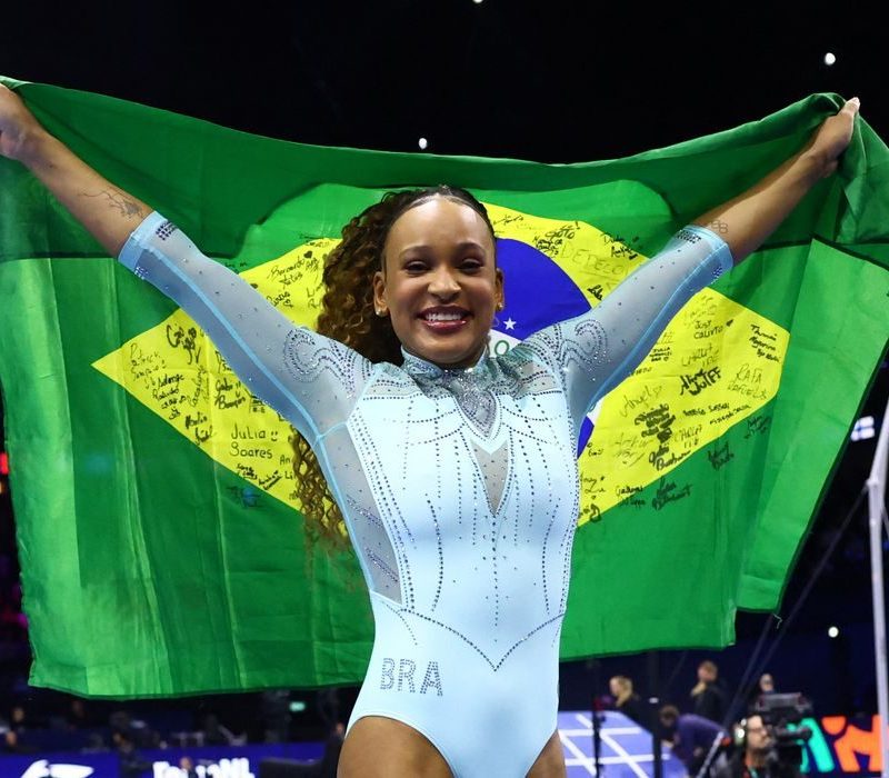 Rebeca Andrade conquista o tricampeonato mundial de salto em Roterdã