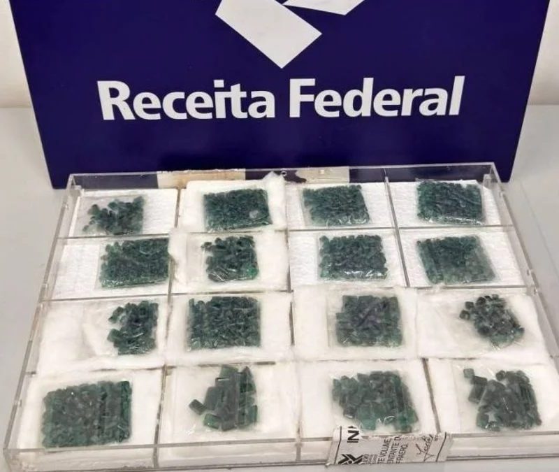 Receita Federal leiloa esmeraldas, iPhones e carros em São Paulo