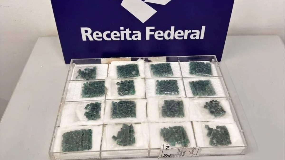 Receita leiloa esmeraldas, iPhones e veículos em São Paulo