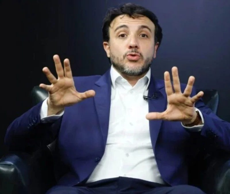 Renan Santos desafia Flávio Bolsonaro para debate com promessa de apoio