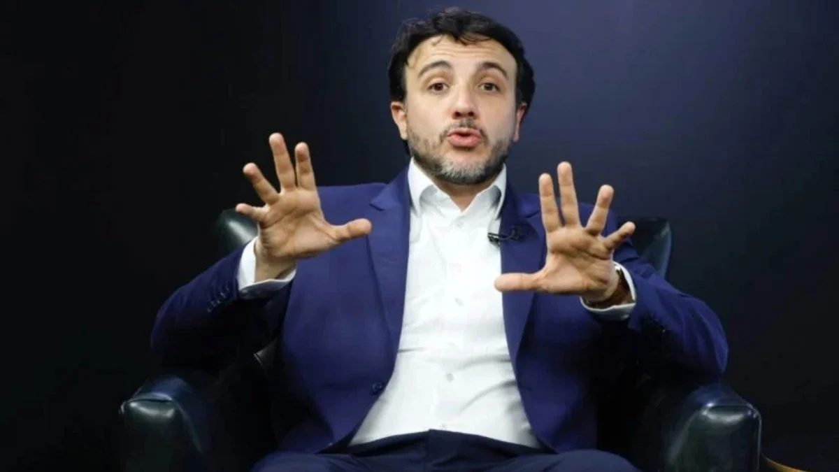 Renan Santos desafia Flávio a debate em troca de apoio no 1º turno