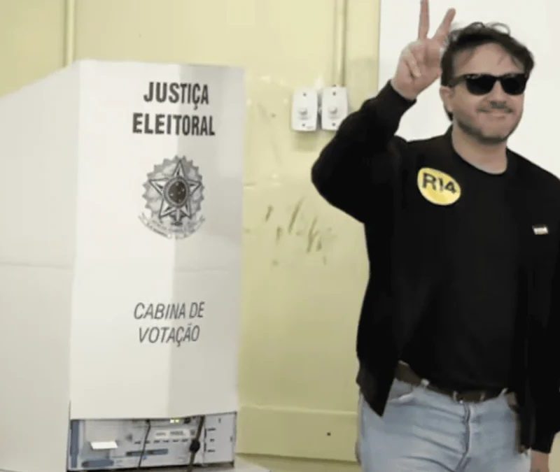 Renan Santos vota na zona sul de são paulo nas eleições 2026