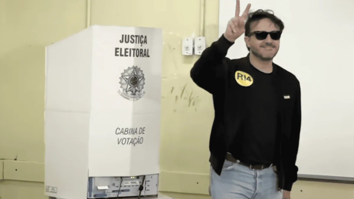Renan Santos vota na Zona Sul de São Paulo (SP)