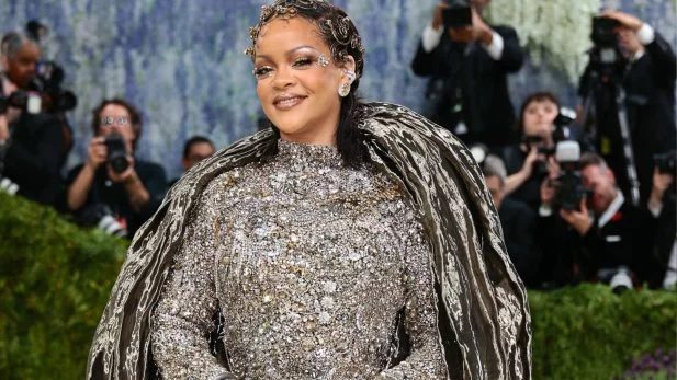 Rihanna reage após influenciadora culpar cantora por atraso em Paris