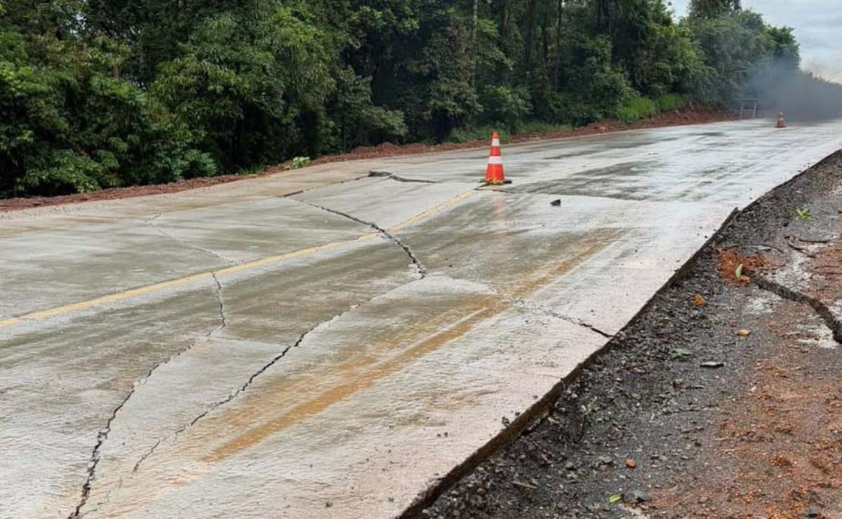 Rodovia do Paraná tem trecho interditado e adota sistema pare e siga após fortes chuvas na região