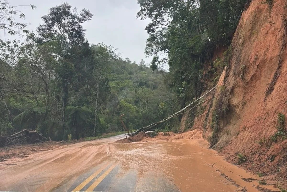 Rodovias do Paraná tem bloqueios por risco de desmoronamento de encostas; veja pontos