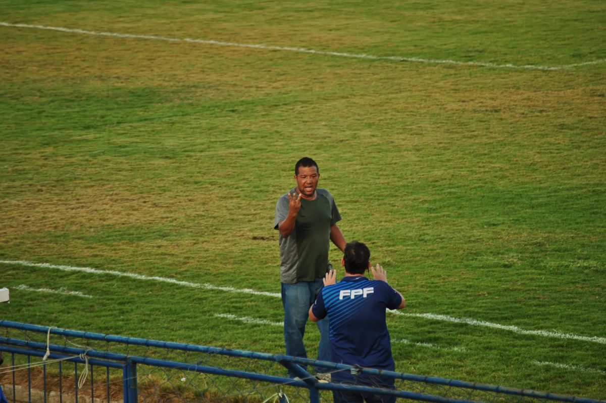 Rodrigo Machado vê erro de arbitragem em derrota do 1º de Maio e alerta: "A bola pune"