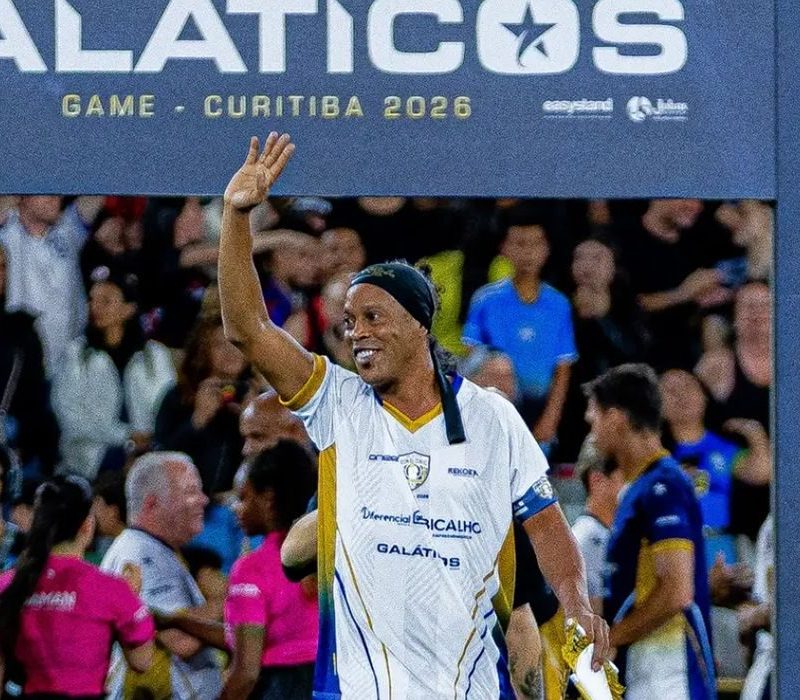 Ronaldinho Gaúcho retorna aos gramados na terceira divisão italiana