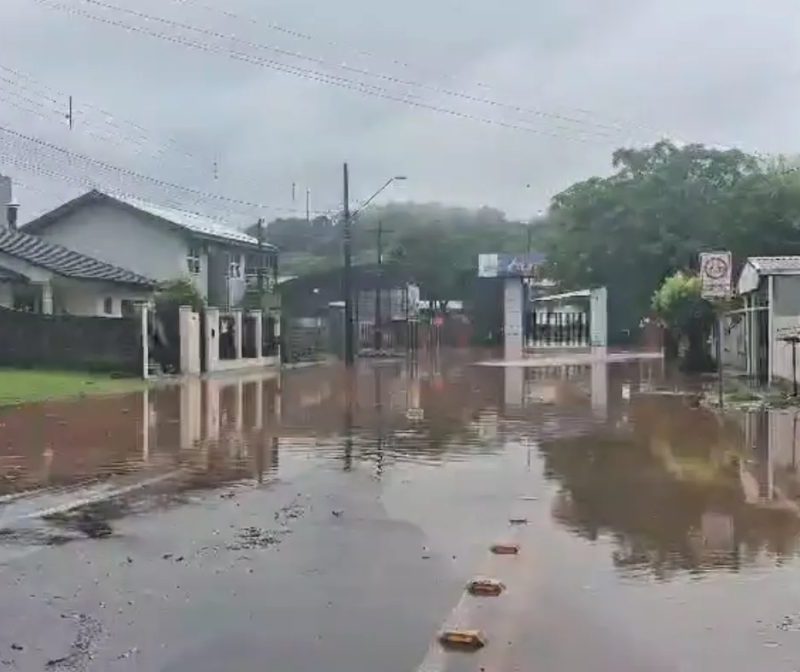 Temporal de 120 mm provoca alagamentos e aciona sistema antienchente no Paraná