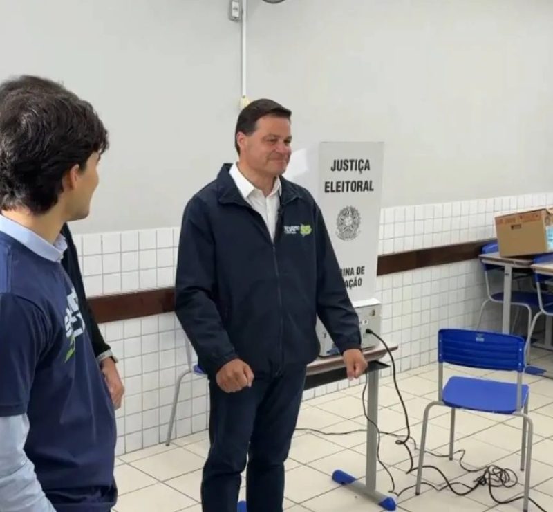 Sandro Alex vota em Ponta Grossa neste domingo
