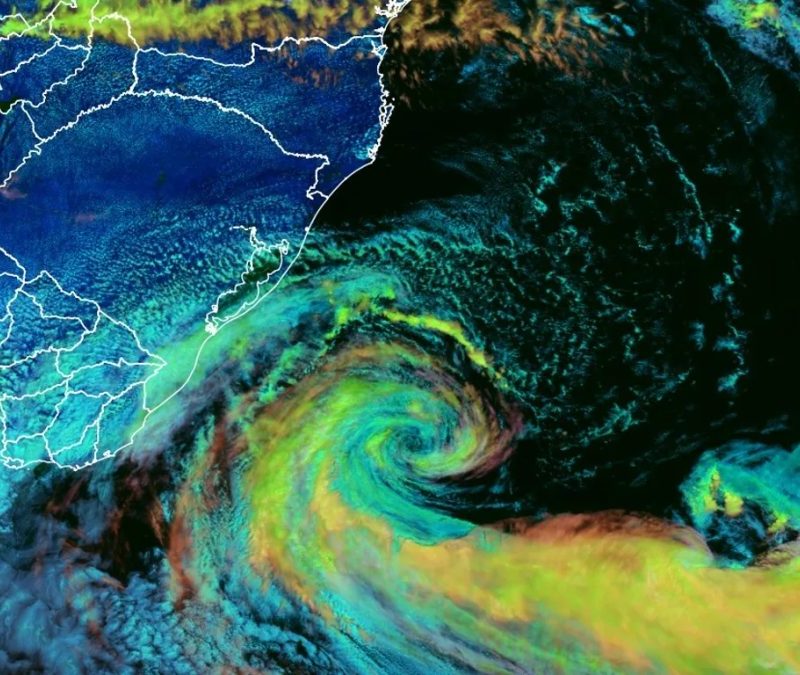 Satélite flagra ciclone extratropical no litoral do Rio Grande do Sul