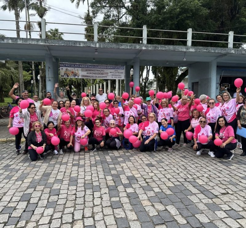 Antonina realiza caminhada do Outubro Rosa com idosos