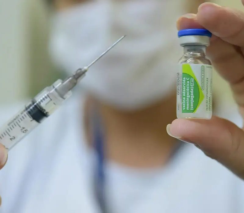 Painel de saúde monitora vacinação contra meningite em adolescentes