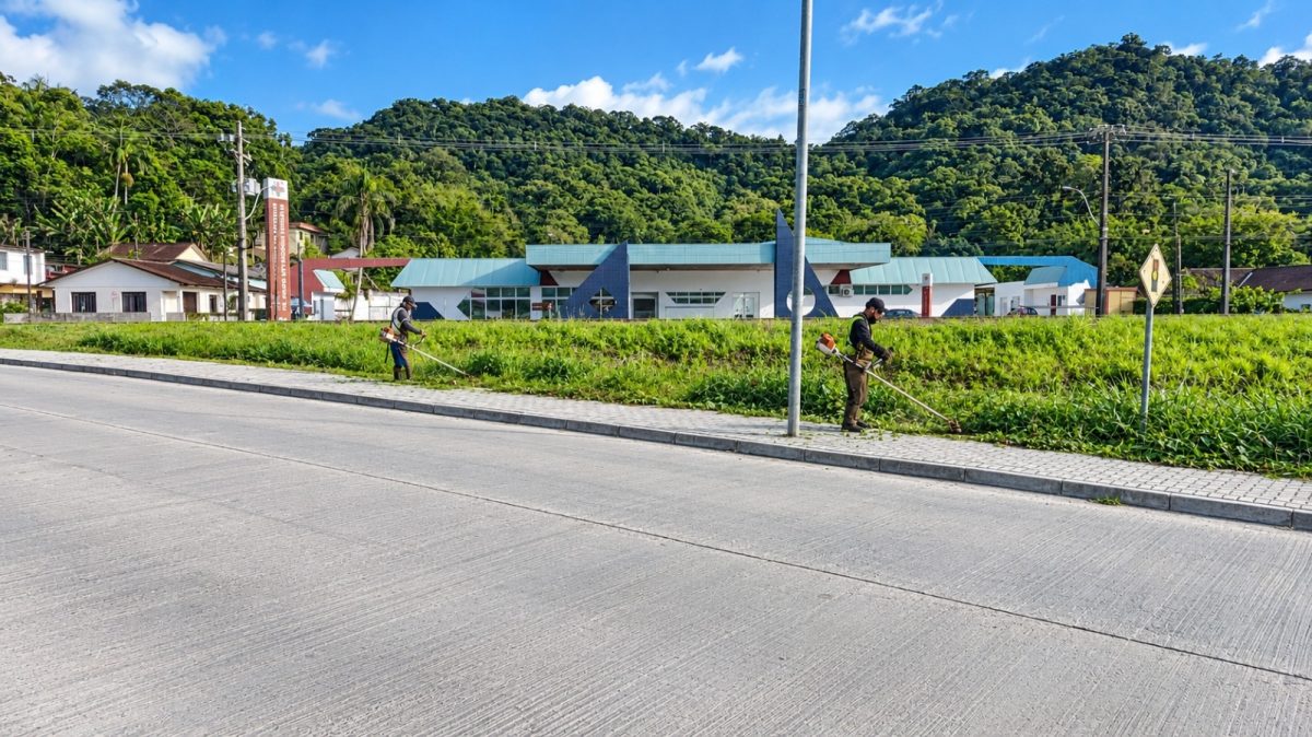 Secretaria de Meio Ambiente reforça ações de limpeza em diferentes bairros de Antonina