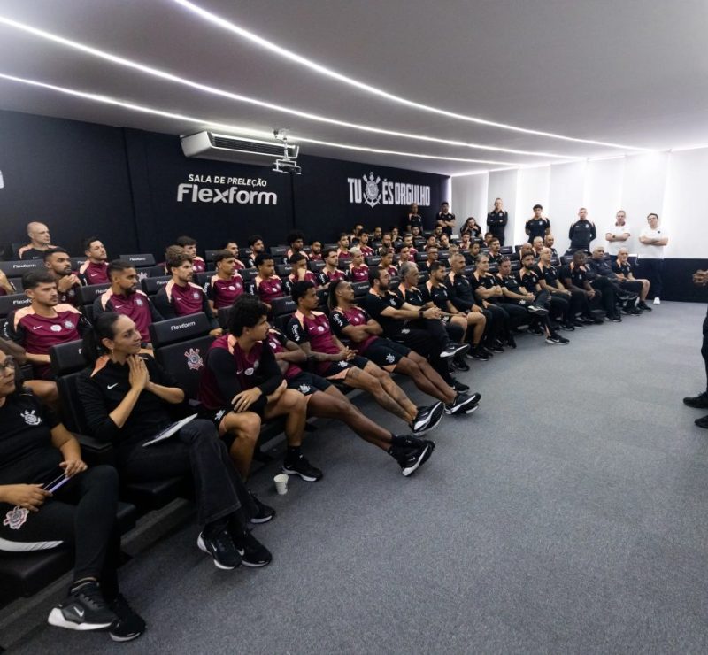 Seedorf assume o Corinthians, conhece o CT e comanda primeiro treino