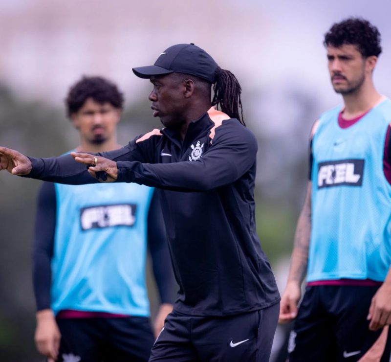 Seedorf altera rotina interna e define relacionados no dia do jogo