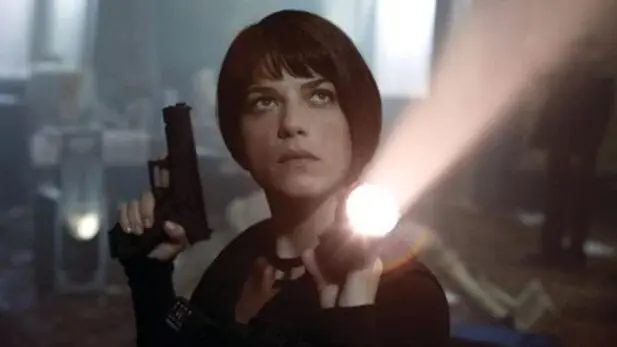Selma Blair é detida em aeroporto após confusão em voo comercial
