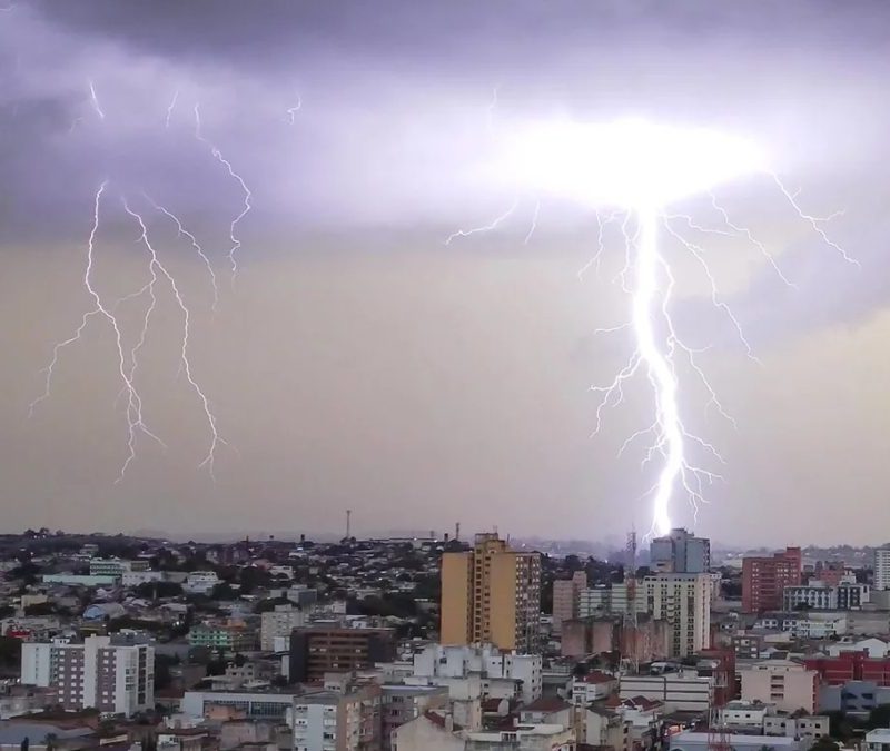 Sul do Brasil enfrenta alerta máximo para tempestades e chuva forte