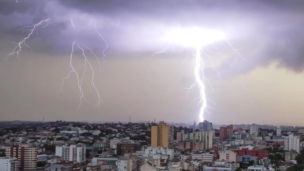 Sequência de dias de alto risco terá chuva excessiva e tempestades