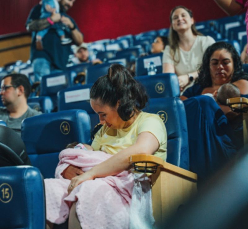 Cultura e maternidade: salas adaptadas exibem filmes na Grande Curitiba