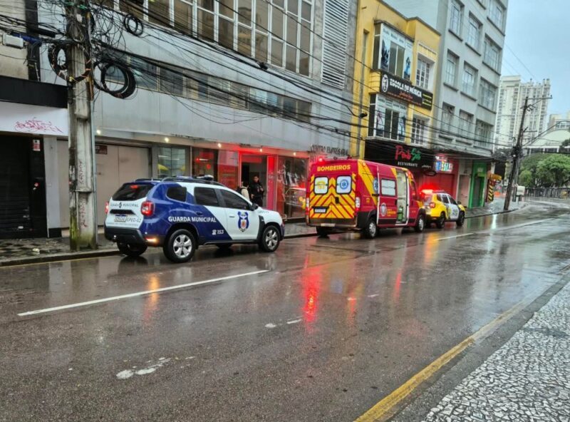 Dois rapazes são agredidos e assaltados na Praça Santos Andrade em Curitiba