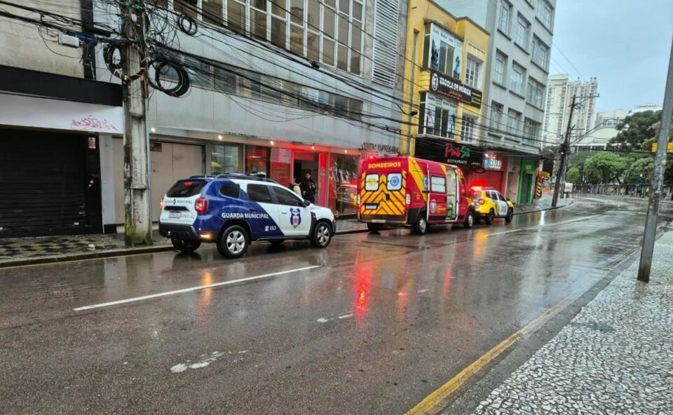 Socos e celular roubado! Jovens são socorridos após assalto durante a madrugada no Centro de Curitiba