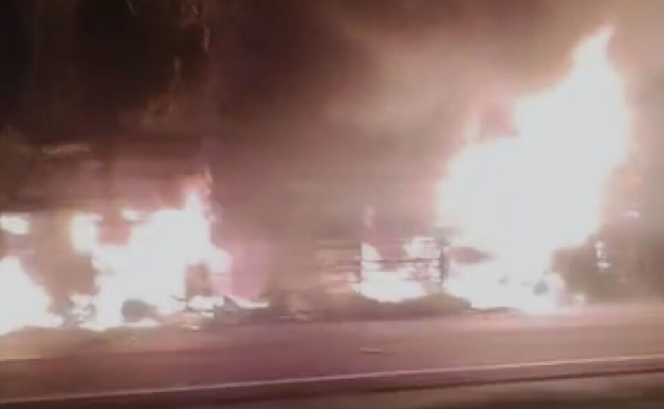 Susto na estrada! Vídeo mostra ônibus de turismo em chamas na BR-116, no Litoral do Paraná