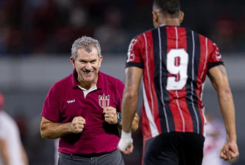 Tencati celebra permanência do Botafogo-SP e união do grupo