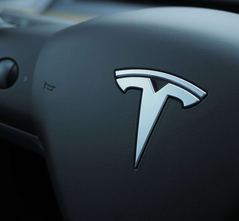 Lucro da Tesla despenca para US$ 787 milhões no trimestre
