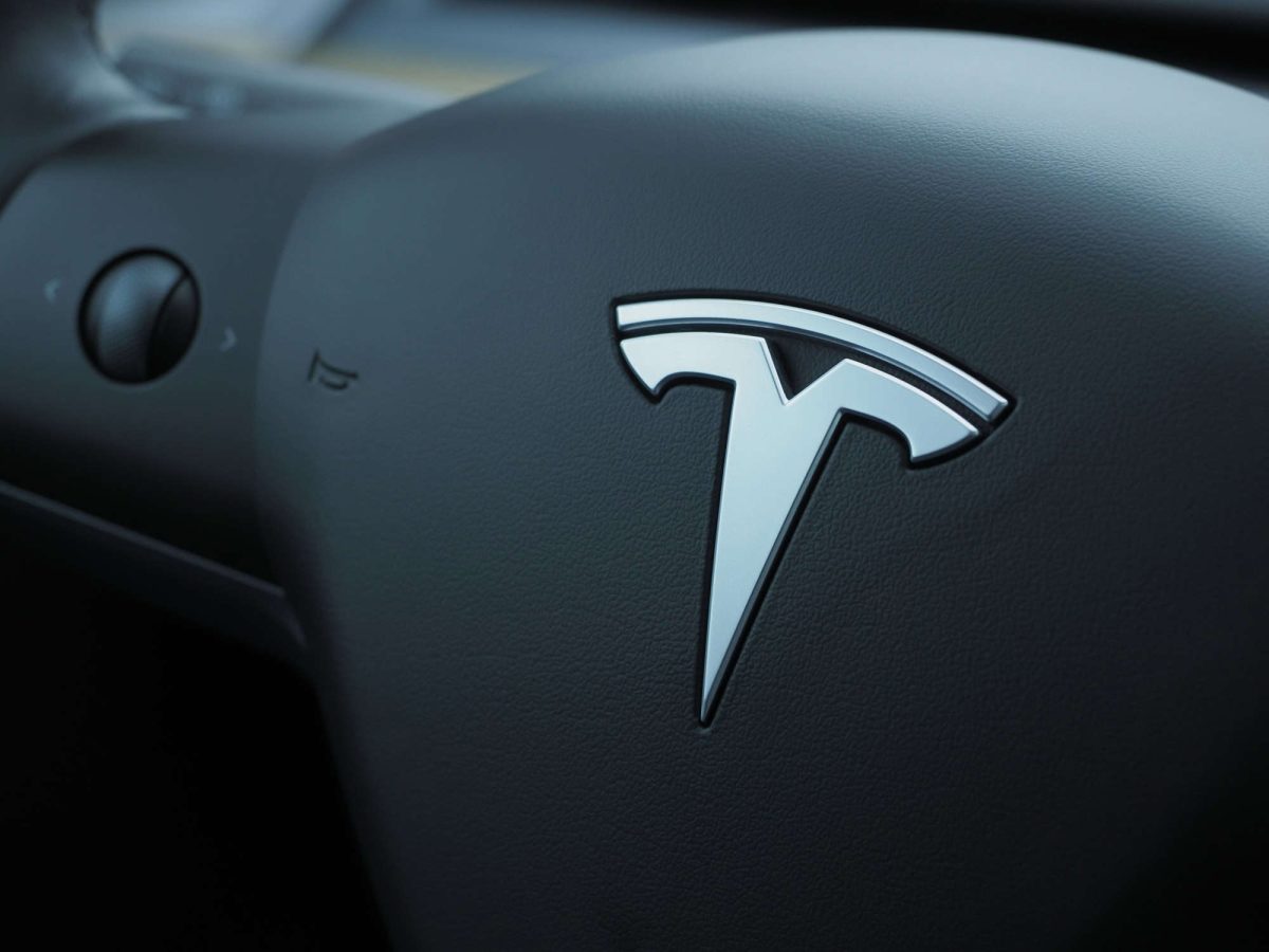 Tesla vê lucro cair enquanto investe em IA e robôs