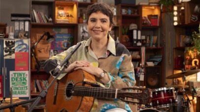 Tiny Desk Brasil anuncia episódio com Adriana Calcanhotto, que canta clássicos de forma mais intimista