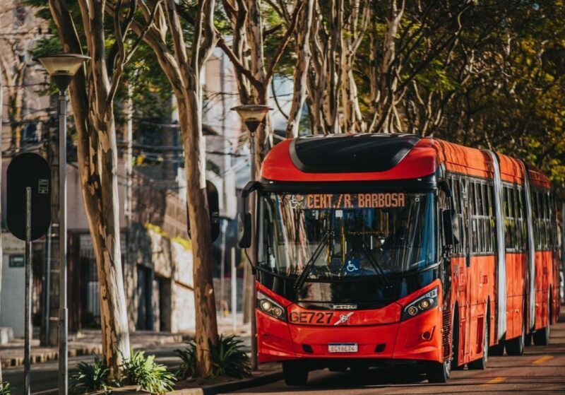 Transporte coletivo em Curitiba move 13 milhões de passageiros e sustenta economia
