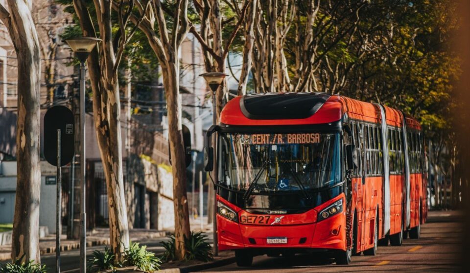 Transporte coletivo Curitiba: essencial para serviços e economia