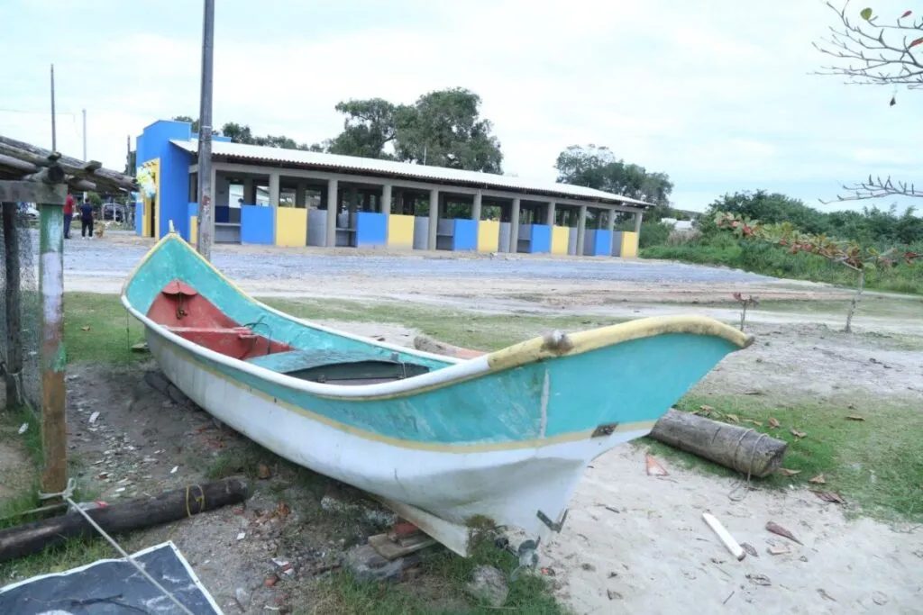 Três anos depois, pescadores caiçaras de Pontal do Sul seguem vendendo no próprio mercado, pedido de 20 anos