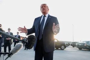 Donald Trump exalta poder em comício e busca apoio para republicanos