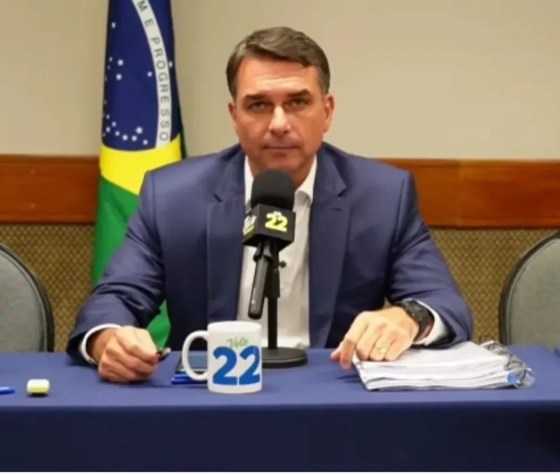 TSE culpa pool de emissoras por falha no som de Flávio Bolsonaro