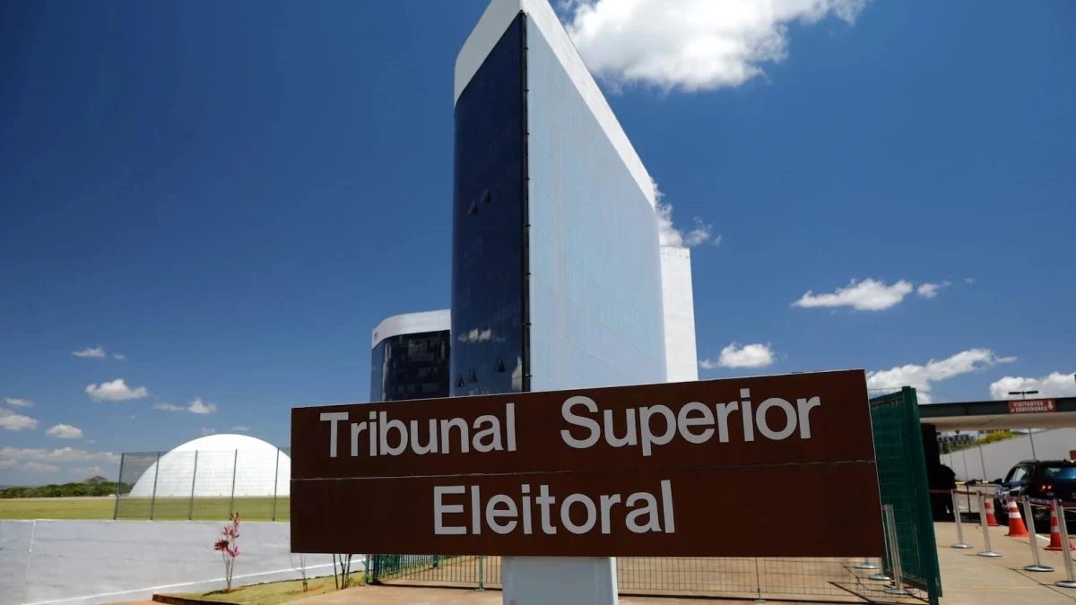TSE dá 72 horas para Flávio detalhar ação contra Lula e Janones