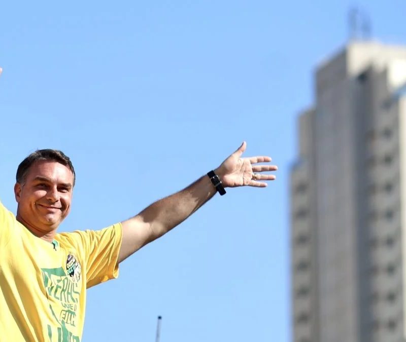TSE mantém proibição de posts que ligam Flávio a esquema da PF