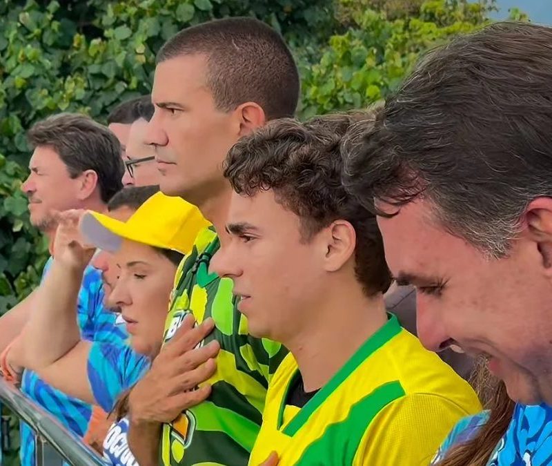 Flávio Bolsonaro encerra campanha no Rio com ato na Barra da Tijuca