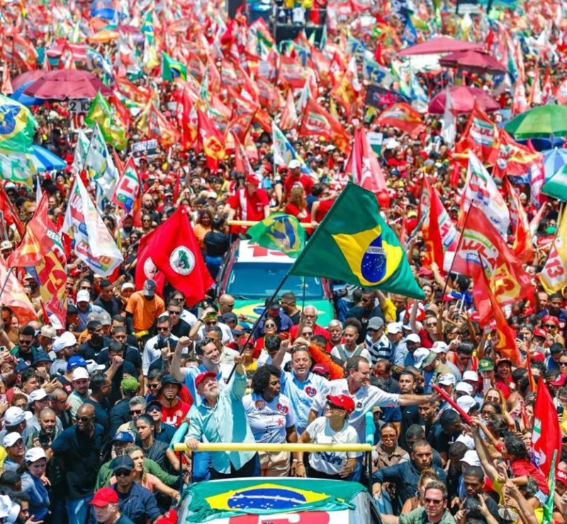 Lula faz caminhada em Copacabana na reta final do segundo turno