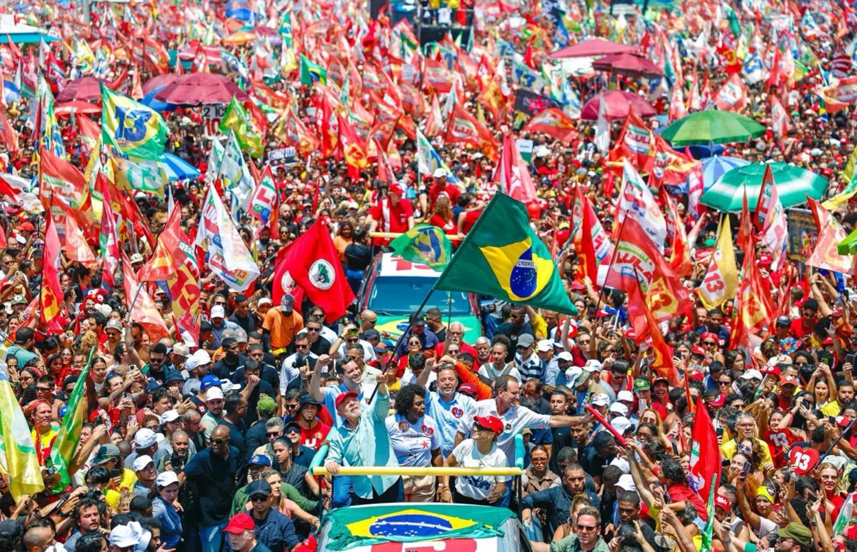 Veja fotos e vídeos do ato de Lula em Copacabana