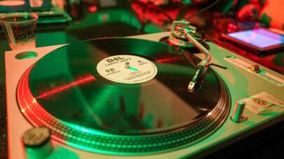 Vendas de vinil nos Estados Unidos ultrapassaram US$ 1 bilhão em 2025