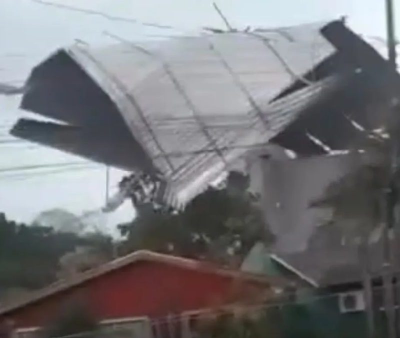 Temporal com granizo e vendaval causa estragos em Chapecó