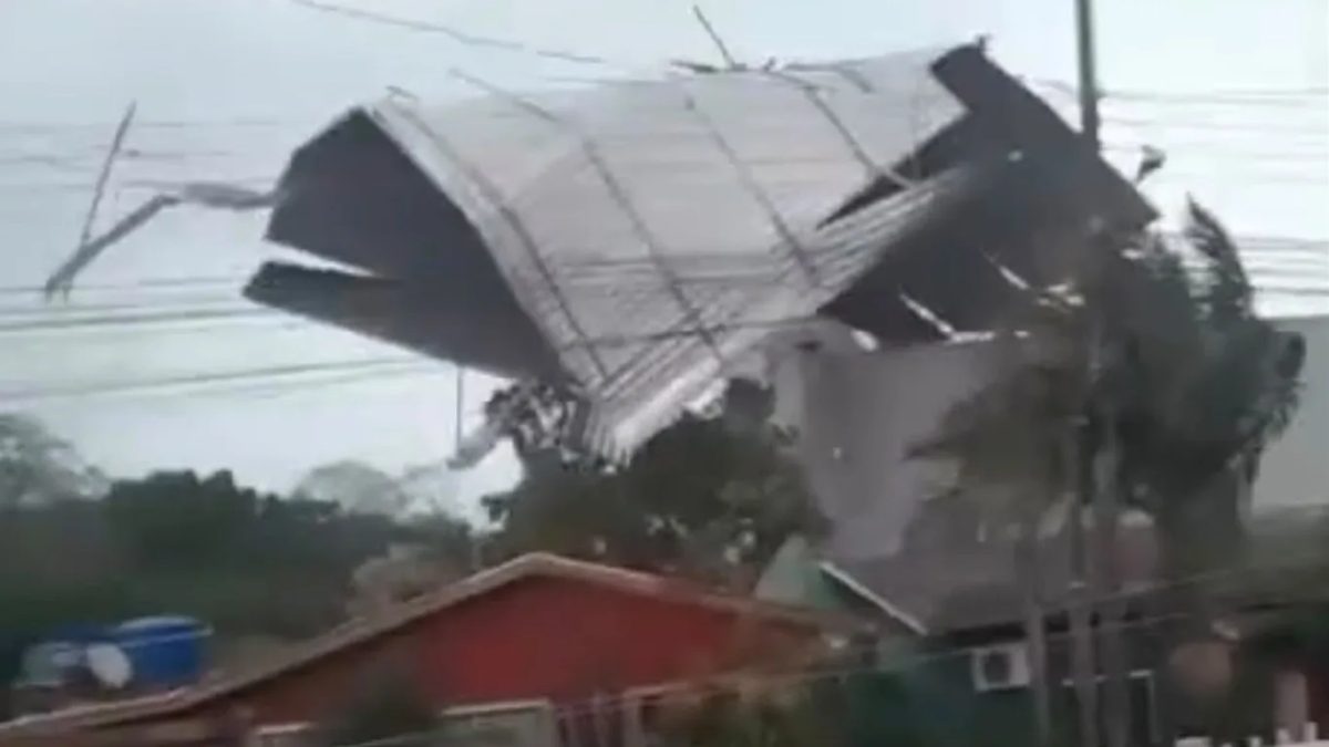 Vendaval arranca telhados em Santa Catarina; veja vídeo